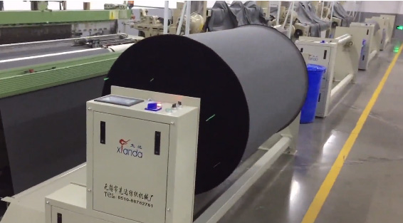 Curtain fabric center rolling machine